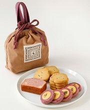 【紀ノ国屋】秋限定の「コーデュロイスイーツバッグ」発売、紫いものパウンドケーキと2種のさつまいもクッキー入り