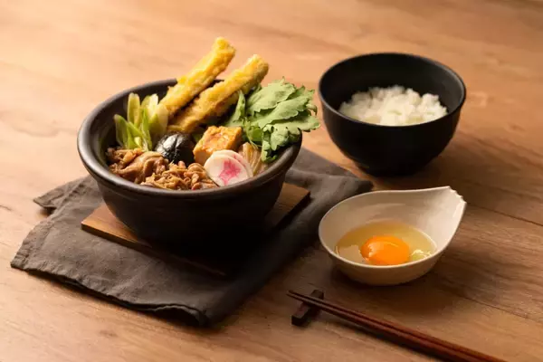 「【2年ぶりの復活】資さんうどん「牛すき鍋うどん」発売、ごぼ天が入ってパワーアップ」の画像