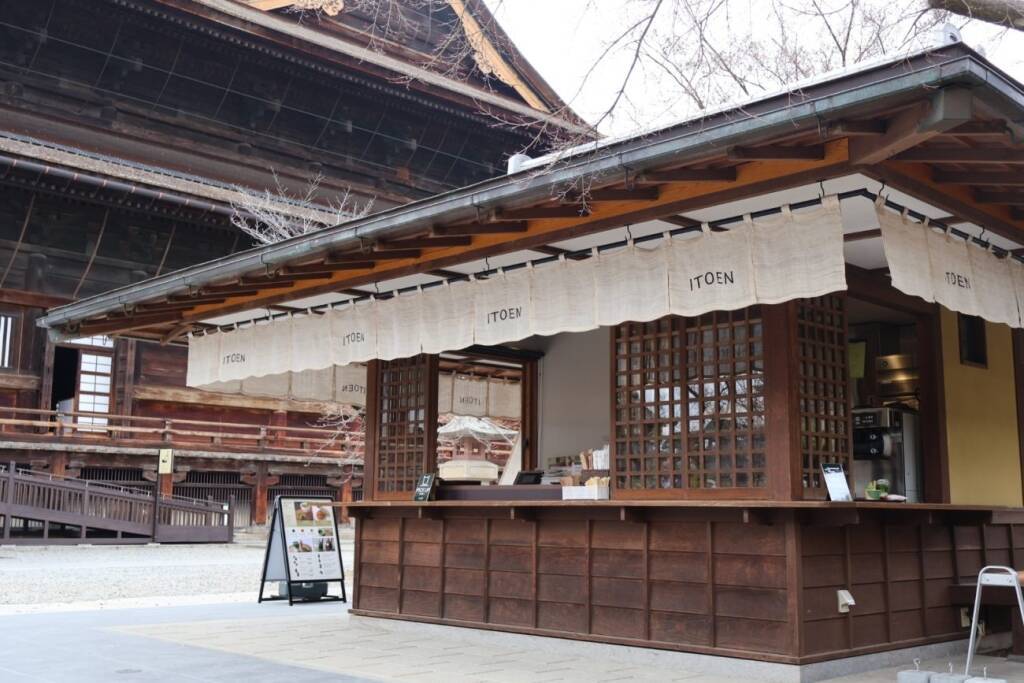 伊藤園、善光寺境内に出店 寺院と連携した初のFC店舗