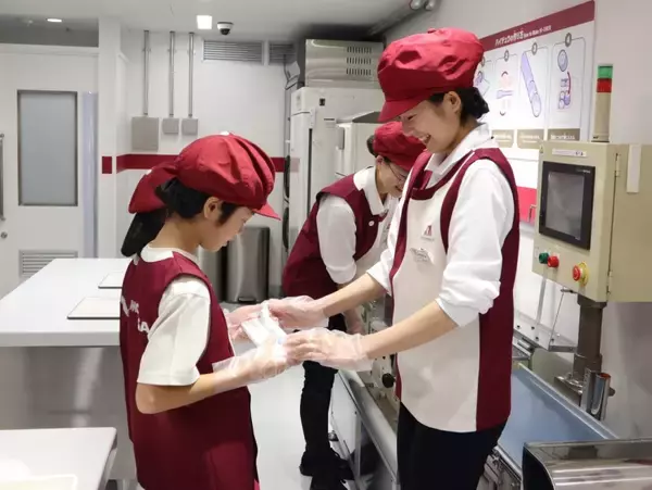 「森永製菓がキッザニア東京の「お菓子工場」を刷新、ハイチュウの歴史や魅力が学べるパビリオンに進化」の画像