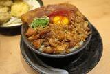 「はなまるうどん、“肉まみれ”新業態を東京初投入　総重量1kg「爆担々」で“うどん＝軽食”覆す」の画像1