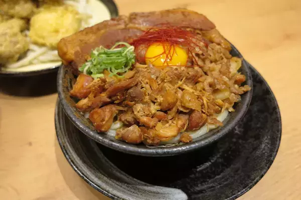 はなまるうどん、“肉まみれ”新業態を東京初投入　総重量1kg「爆担々」で“うどん＝軽食”覆す