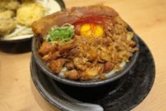 はなまるうどん、“肉まみれ”新業態を東京初投入　総重量1kg「爆担々」で“うどん＝軽食”覆す