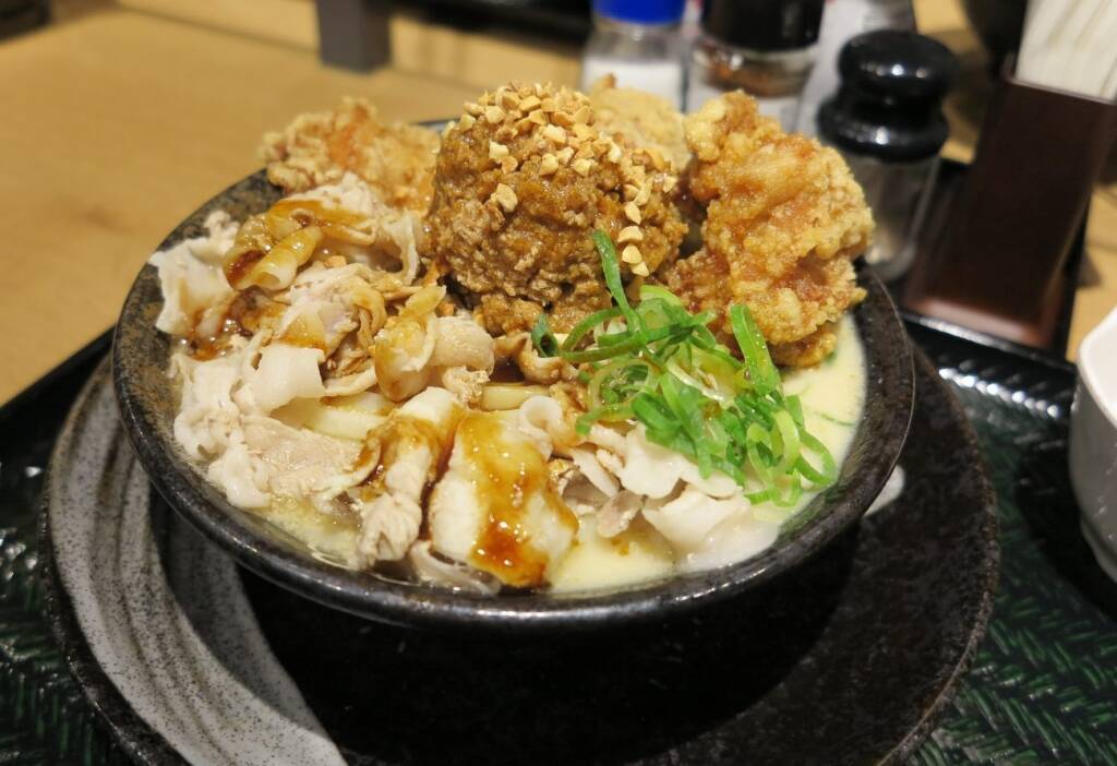 はなまるうどん、“肉まみれ”新業態を東京初投入　総重量1kg「爆担々」で“うどん＝軽食”覆す
