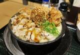 「はなまるうどん、“肉まみれ”新業態を東京初投入　総重量1kg「爆担々」で“うどん＝軽食”覆す」の画像3