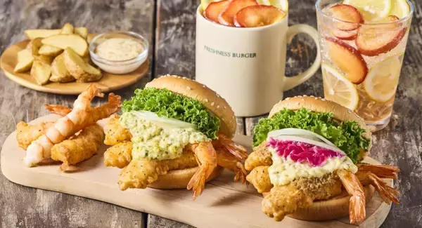 「フレッシュネスバーガー「神の海老バーガー」青柚子胡椒を効かせた和風仕立て･ガーリック仕立ての2種発売/国産すももを使ったクラフトレモネードも」の画像