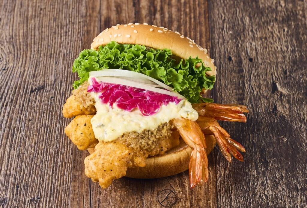 フレッシュネスバーガー「神の海老バーガー」青柚子胡椒を効かせた和風仕立て･ガーリック仕立ての2種発売/国産すももを使ったクラフトレモネードも