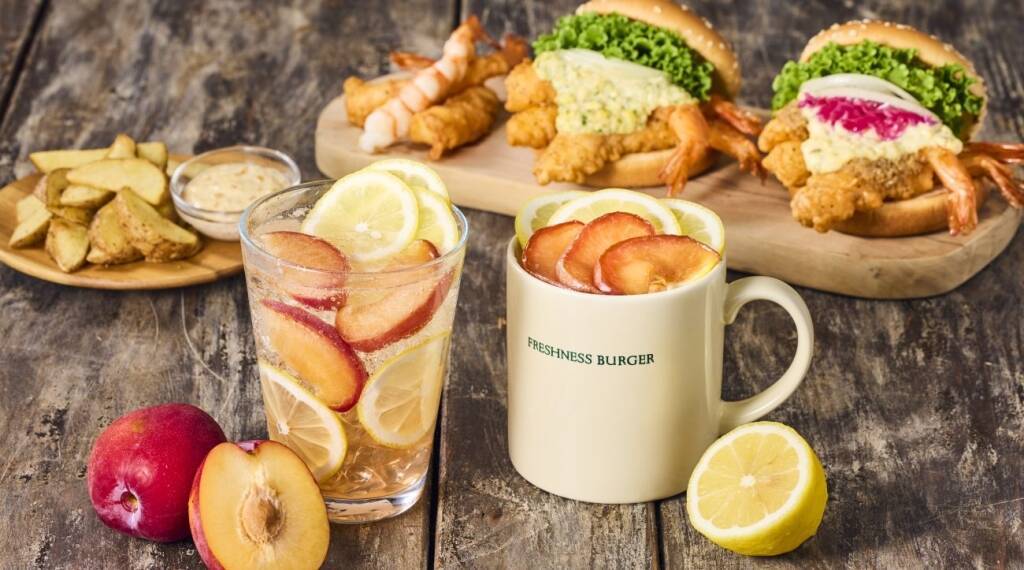 フレッシュネスバーガー「神の海老バーガー」青柚子胡椒を効かせた和風仕立て･ガーリック仕立ての2種発売/国産すももを使ったクラフトレモネードも