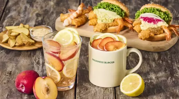 「フレッシュネスバーガー「神の海老バーガー」青柚子胡椒を効かせた和風仕立て･ガーリック仕立ての2種発売/国産すももを使ったクラフトレモネードも」の画像