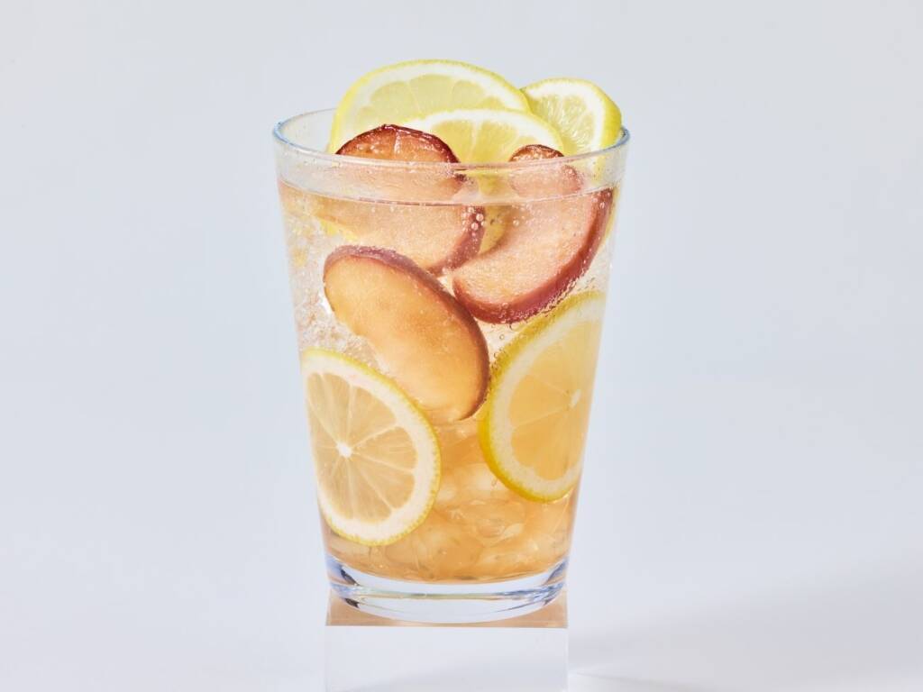 フレッシュネスバーガー「神の海老バーガー」青柚子胡椒を効かせた和風仕立て･ガーリック仕立ての2種発売/国産すももを使ったクラフトレモネードも