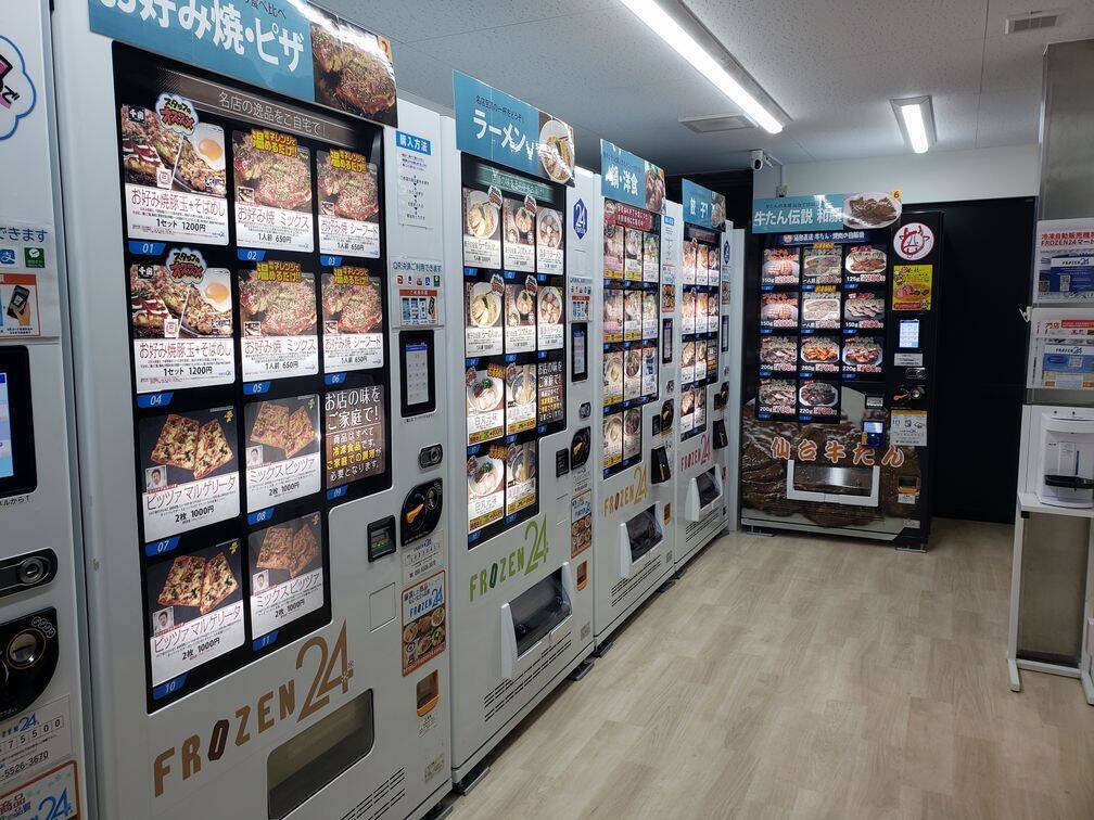 冷凍自販機の活用シーン拡大、小売店で導入進む 品質面など新たな課題も
