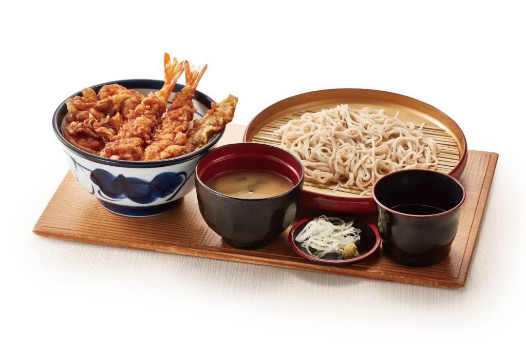 天丼てんや、「初夏の海鮮天丼」4月25日発売、銚子産真いわし、兵庫県産ほたるいかなど使用、あわせて北海道産肉厚帆立、天然大海老、活〆穴子使用の「ご馳走天丼」販売、好評の「たれづけ海老づくし天丼」復活も