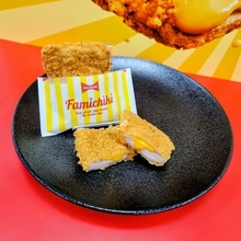 昨年の大ヒット商品「濃厚チーズinファミチキ」が復活 / 熟成チェダーチーズの濃厚な味わい【ファミリーマート】