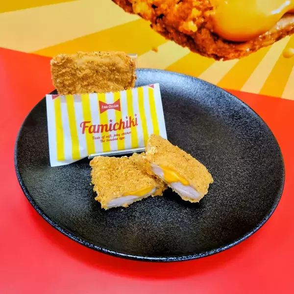 昨年の大ヒット商品「濃厚チーズinファミチキ」が復活 / 熟成チェダーチーズの濃厚な味わい【ファミリーマート】