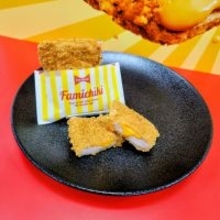 昨年の大ヒット商品「濃厚チーズinファミチキ」が復活 / 熟成チェダーチーズの濃厚な味わい【ファミリーマート】