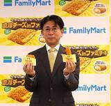 「昨年の大ヒット商品「濃厚チーズinファミチキ」が復活 / 熟成チェダーチーズの濃厚な味わい【ファミリーマート】」の画像2