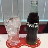 「日本コカ・コーラ、瓶コークで外食の体験価値向上へ 重点エリアを全国10か所に拡大」の画像1