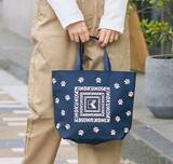 「【紀ノ国屋】犬の肉球デザイン×リバーシブルの「お散歩バッグ」発売」の画像1