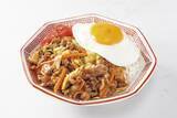 「大阪王将、ラム×豚のスタミナ丼「ラムトンジンギス飯」発売　にんにく×甘辛ダレで白飯が止まらない一杯」の画像1