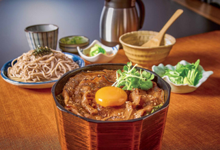 「和食麺処サガミ」グランドメニュー改定　広島県産大粒かきフライ、牛もつうどん鍋など秋冬メニュー