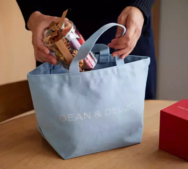 「DEAN & DELUCA『チャリティートートバッグ2024』11月1日発売、「スノーブルー」「レッドビーンズ」の2色をS･Lサイズで展開」の画像