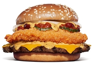 バーガーキング、特製ガーリックマヨソース使った新作大型バーガー2品発売　「ダブルビーフ＆ハッシュ」「ビーフ＆チキン」