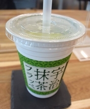 ファミマ「宇治抹茶フラッペ」5年ぶり復活、細かい氷でなめらか食感、白いカップで劣化抑制/ファミリーマート×上林春松本店