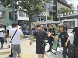 「アサヒ飲料、表参道で「green cola」をサンプリング 近藤社長も来場者に手渡し」の画像1