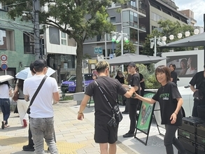 アサヒ飲料、表参道で「green cola」をサンプリング 近藤社長も来場者に手渡し