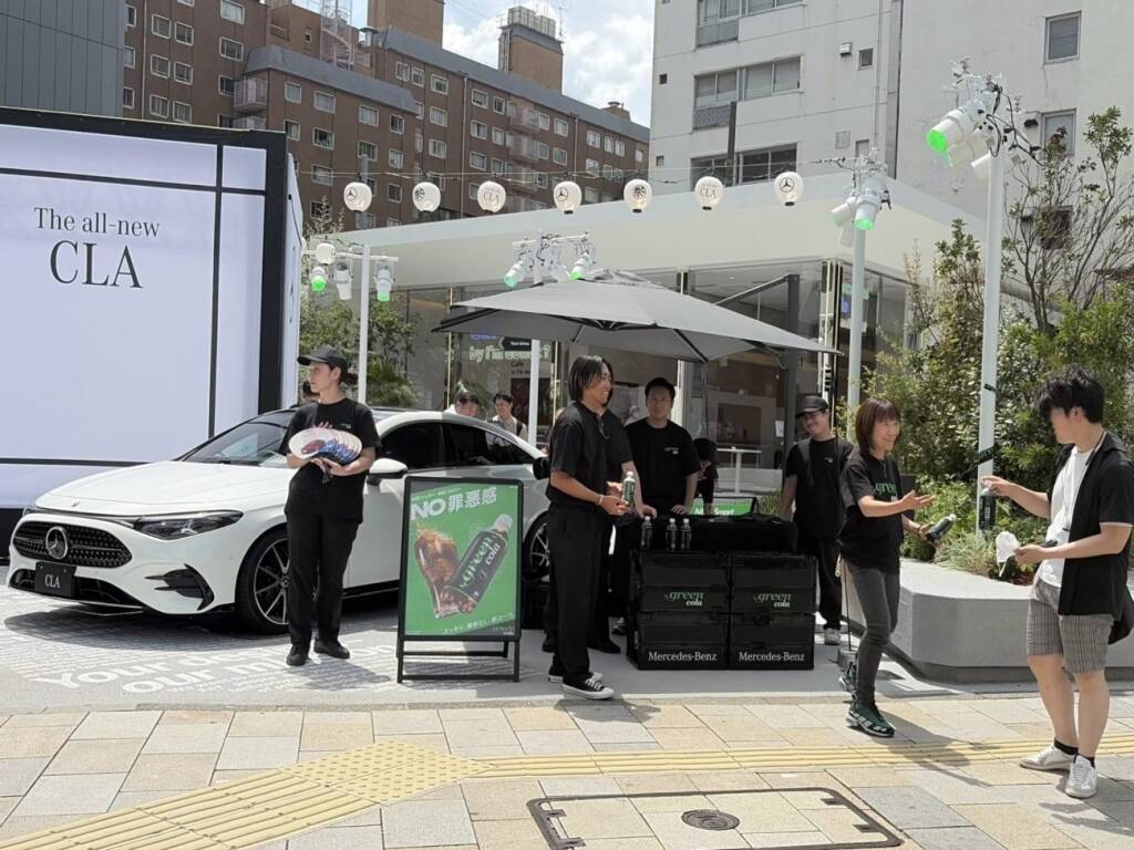 アサヒ飲料、表参道で「green cola」をサンプリング 近藤社長も来場者に手渡し