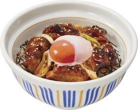 なか卯「本格炭火焼き鳥丼」新発売　黒にんにく入り特製ダレ使用、柚子胡椒で味変も