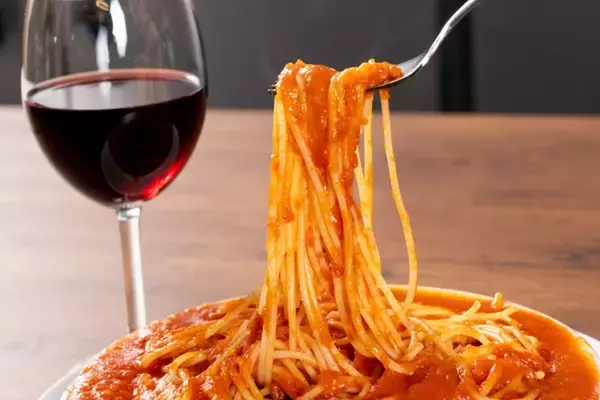 「トマトパスタが「500円」で食べられる2日間　シメにバターライス投入でリゾット風にも変化【キャンペーン開催】」の画像