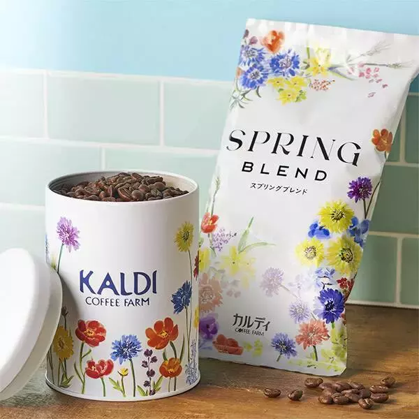「カルディコーヒーファーム 2023“春のキャニスター缶セット”3月17日発売、“春らしさ満開”お花畑デザイン缶に焙煎珈琲「スプリングブレンド」」の画像