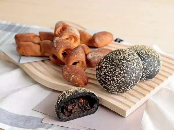 女性サポートブランド「Minotte」ブラックカレーパン・トマトエピ発売/リボン食品