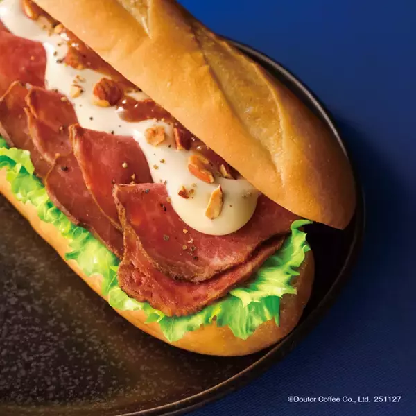 「「トリュフ香る ミラノサンド 炭火焼きローストビーフ」3種、抹茶の新作ドリンクや和洋菓子の新作も【ドトール 冬の新メニュー】」の画像