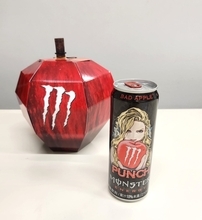 アサヒ飲料「モンスター バッドアップル」発売、果汁シリーズ初のアップルフレーバー