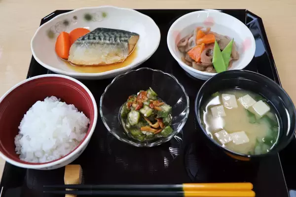 人手不足で病院・福祉施設の「完全調理済食品」利用広がる