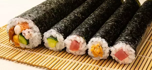 「かっぱ寿司 2024「恵方巻」予約スタート、「だし巻玉子の元祖べっこう恵方巻」「本鮪とろといくらの恵方巻」など」の画像