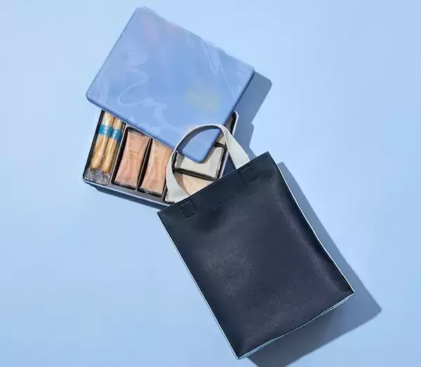 「ヨックモック×ユナイテッドアローズ、トートバッグと焼き菓子のセット先行予約スタート、濃紺“ヨックモックブルー”に白のハンドル、内ポケットに「シガール」をデザイン/55周年記念」の画像