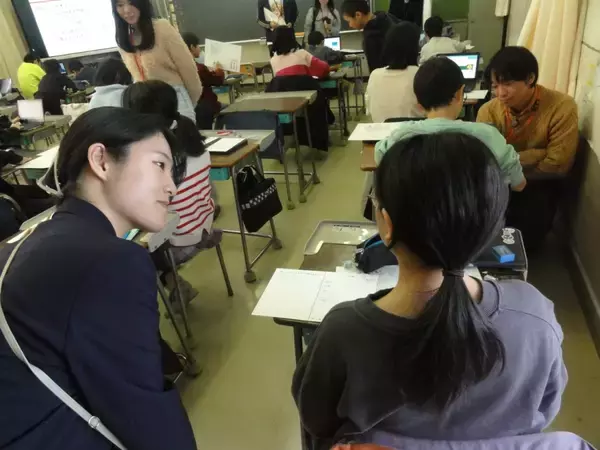 「明星食品の出張授業「もぐもぐClassroom」実施/デザインの大切さを千駄谷小学校で伝える」の画像