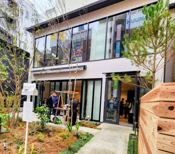 大宮駅東口に「ムスブルミネ」オープン、食がテーマの木造2階建て商業施設