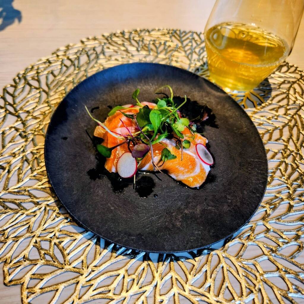 大宮駅東口に「ムスブルミネ」オープン、食がテーマの木造2階建て商業施設