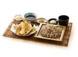 「てんや、グランドメニュー大幅改定!『海鮮かき揚げ天丼』復活、看板商品『天丼』や『藪そば･うどん』のつゆ刷新など/一部商品の値上げも発表」の画像3