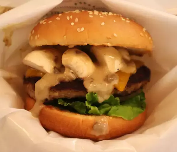 フレッシュネスバーガー「マッシュルームチーズバーガー」に100％サーロインの新味登場　国産シャインマスカットのレモネードも