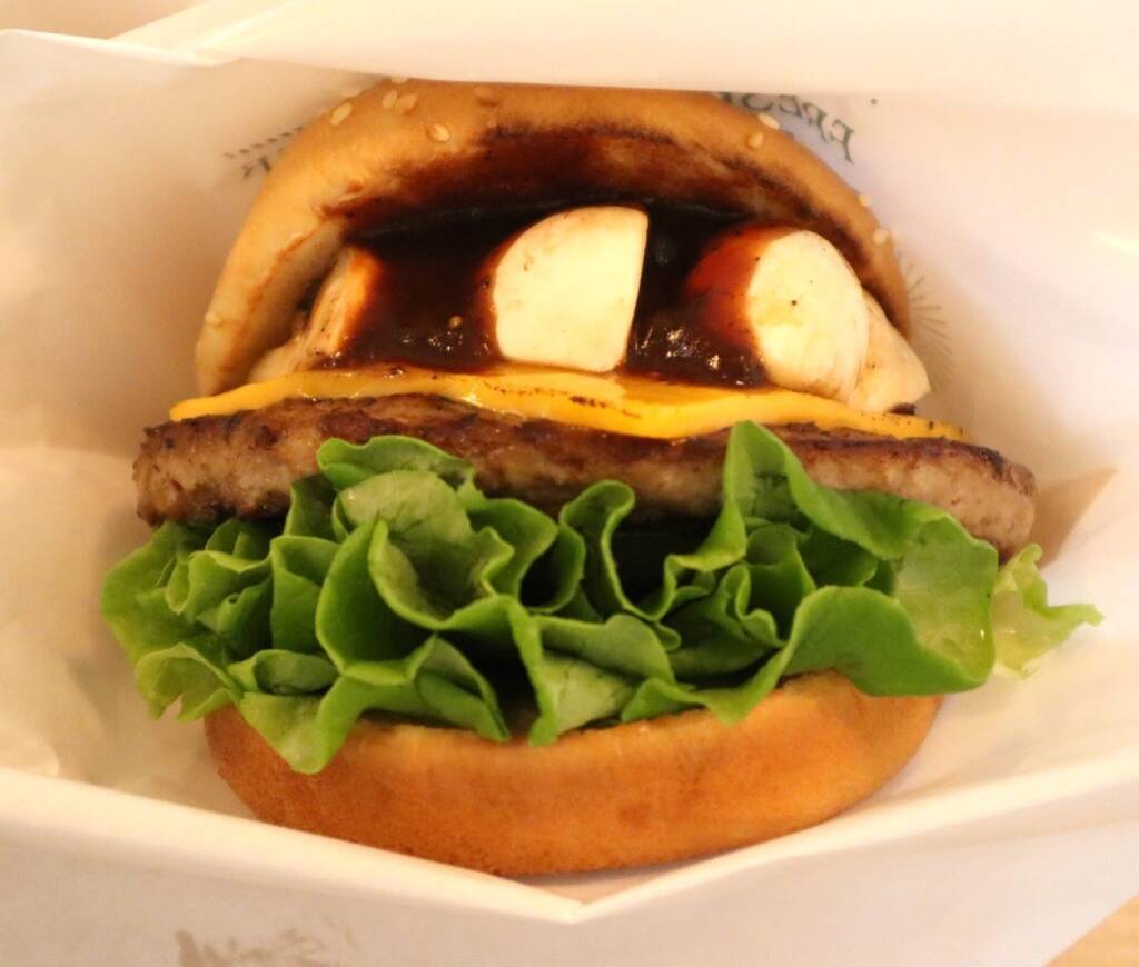フレッシュネスバーガー「マッシュルームチーズバーガー」に100％サーロインの新味登場　国産シャインマスカットのレモネードも