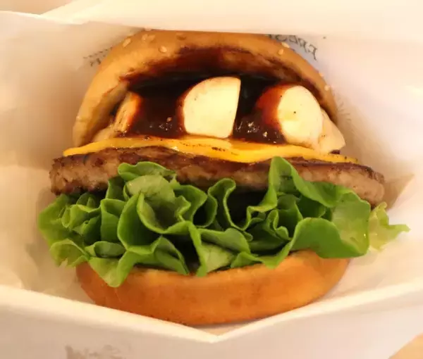 「フレッシュネスバーガー「マッシュルームチーズバーガー」に100％サーロインの新味登場　国産シャインマスカットのレモネードも」の画像