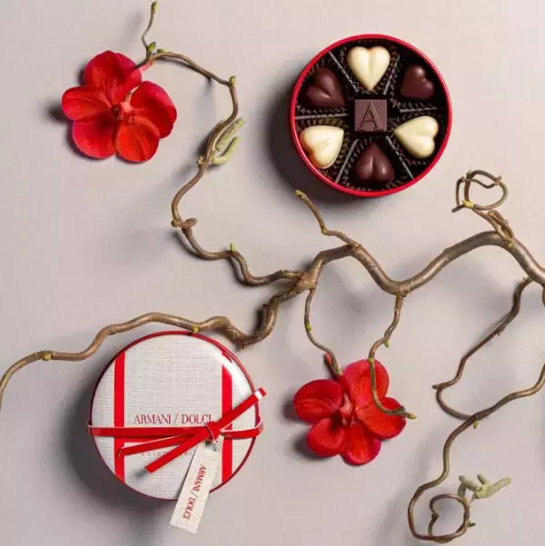 「アルマーニ/ドルチ バレンタイン＆ホワイトデーコレクション2023国内販売、ブリキ缶のボックス4種類、限定チョコレートプラリネ入り」の画像