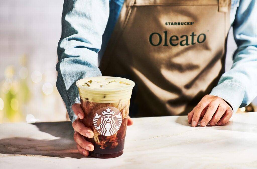 スタバ、オリーブオイルを加えたコーヒー「オリアート」500店舗に拡大、なめらかなムースフォームが特徴、イタリア･パルタナ社のエキストラバージンオリーブオイル使用/スターバックスコーヒージャパン