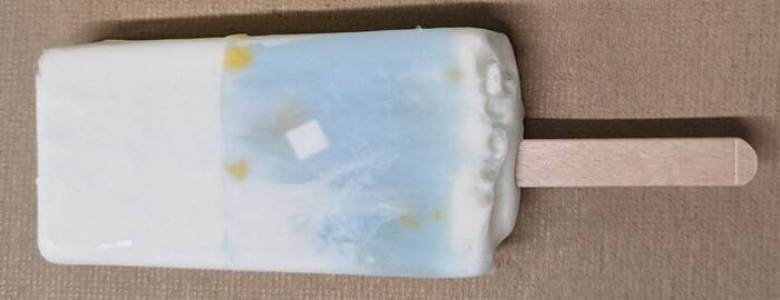 ミニストップ「ハロハロみたいなラムネアイスバー」発売、ハロハロラムネのソフトクリームとかき氷部分を一緒に食べたときの味わいをイメージ