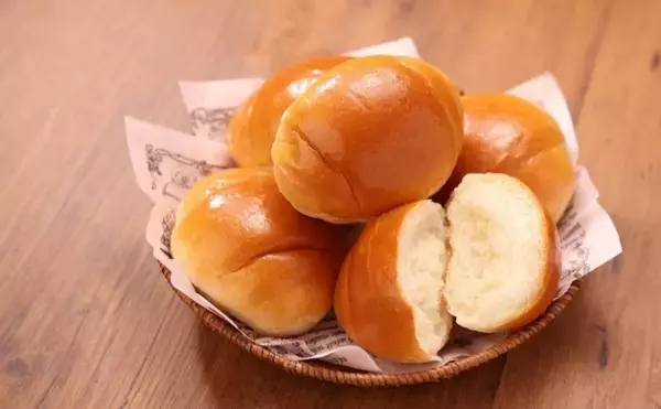 【ローソンストア100】ロールパンを値下げ、5個入り税込127円に　冷し麺やかしわ餅も登場
